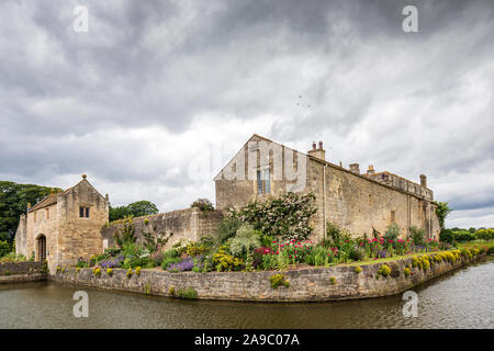 Markenfield Hall è un pittoresco inizi del XIV secolo medievale moated Manor House a circa 3 miglia a sud di Ripon, North Yorkshire, Inghilterra. Foto Stock