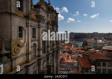 Porto, Portogallo - 26 Luglio 2019: vista panoramica della città di Porto, con la facciata di una bella chiesa, il quartiere Ribeira e le rive del Douro Foto Stock