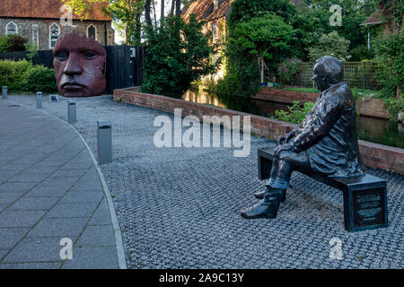 Una statua di bronzo del Kent comico e pantomime star Dave Lee al di fuori del Marlowe Theatre, Kent, Gran Bretagna. Foto Stock