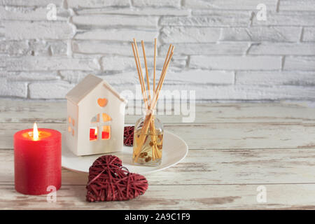 Sfondo romantico per il giorno di San Valentino in rosso colores con candele, cuori e rose fiori. Foto Stock
