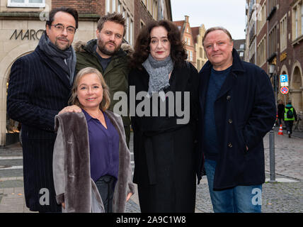 14 novembre 2019, Renania settentrionale-Vestfalia, Münster: Attore Jan Josef Liefers (l-r), l'attrice ChrisTine Urspruch, Max Zähle, direttore, attrice Mechthild Großmann e attore Axel Prahl stand presso il Kiepenkerl, la posizione della nuova scena del crimine 'Limbus' in Münster. Foto: Guido Kirchner/dpa Foto Stock