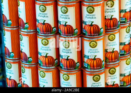 Un display del mercato agricolo il marchio zucca organico lattine in New York il giovedì, 7 novembre 2019. (© Richard B. Levine) Foto Stock