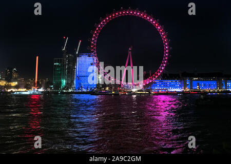Il London Eye di notte rosa illuminato Foto Stock