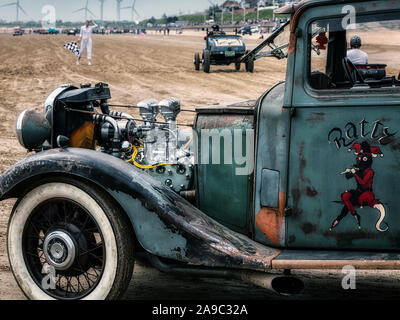 Vintage hot rods linea fino al 'Corsa onde' evento, dove le automobili e motocicli drag race sulla spiaggia a Bridlington, East Yorkshire England Regno Unito Foto Stock