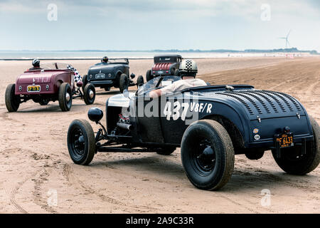 Vintage hot rods linea fino al 'Corsa onde' evento, dove le automobili e motocicli drag race sulla spiaggia a Bridlington, East Yorkshire England Regno Unito Foto Stock