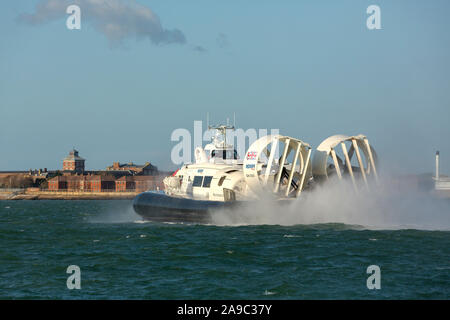 Hovertravel's Island Flyer voce per Ryde sull'Isola di Wight da Portsmouth. Il grifone 12000TD a cavallo su un cuscino di aria attraverso il Solent. Foto Stock