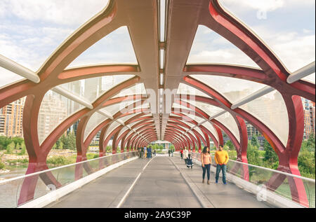 La struttura di ponte di pace al principe Island Park, Calgary, Alberta, Canada. Foto Stock