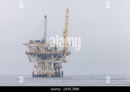 Piattaforma petrolifera offshore di Oxnard in California, Stati Uniti, su un giorno nuvoloso, Foto Stock