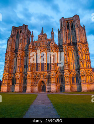 Una vista della magnifica facciata della Cattedrale di Wells nel Somerset, Regno Unito. Foto Stock