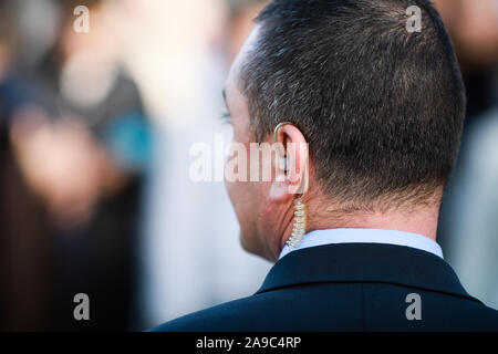 Profondità di campo (messa a fuoco selettiva) immagine con il tubo spiralato auricolare di una protezione e di servizio di guardia (SPP, versione rumena del segreto USA Se Foto Stock