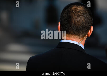 Profondità di campo (messa a fuoco selettiva) immagine con il tubo spiralato auricolare di una protezione e di servizio di guardia (SPP, versione rumena del segreto USA Se Foto Stock