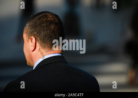 Profondità di campo (messa a fuoco selettiva) immagine con il tubo spiralato auricolare di una protezione e di servizio di guardia (SPP, versione rumena del segreto USA Se Foto Stock