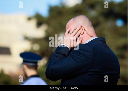 Profondità di campo (messa a fuoco selettiva) immagine con il tubo spiralato auricolare di una protezione e di servizio di guardia (SPP, versione rumena del segreto USA Se Foto Stock