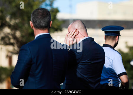 Profondità di campo (messa a fuoco selettiva) immagine con il tubo spiralato auricolare di una protezione e di servizio di guardia (SPP, versione rumena del segreto USA Se Foto Stock