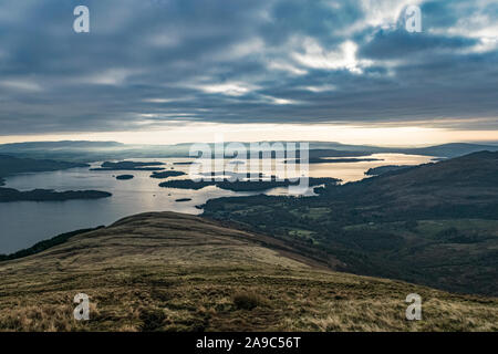 Alba sul Loch Lomond visto da Beinn Dubh, Scozia Foto Stock