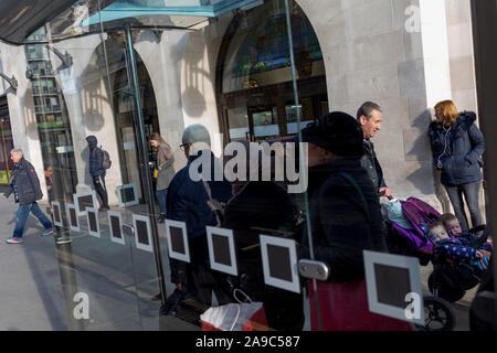 I londinesi attendere il successivo servizio di autobus ad una fermata degli autobus nel centro di Kingston, il 13 novembre 2019, a Londra, in Inghilterra. Foto Stock