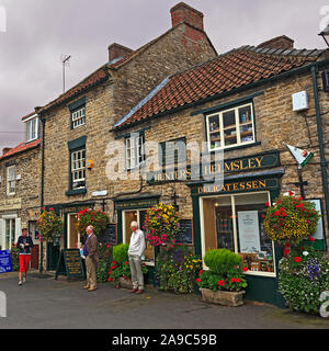 Floreale colorato display sul negozio delicatessen in Boro-Gate, Helmsley, North Yorkshire Regno Unito Foto Stock