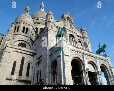 Parigi, Francia - 15 dicembre 2012: Turisti in attesa di accedere alla famosa Basilica del Sacro Cuore di Montmartre a Parigi per questa splendida giornata invernale. Foto Stock