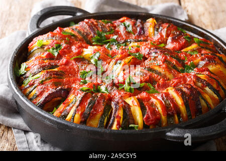 Cotti Mediterranei vari ortaggi in salsa di pomodoro in una padella sul tavolo orizzontale. Foto Stock