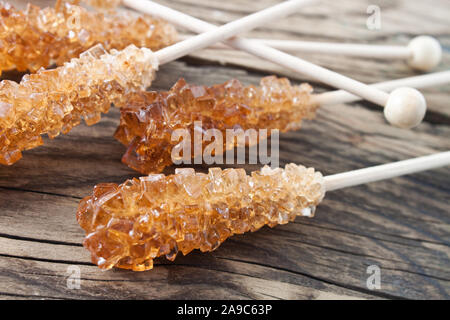 Lo zucchero candito bastoni e lo sfondo di legno Foto Stock