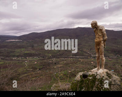 El Torno, Caceres, Spagna; gennaio, 12, 2018: Ritratto di statue del monumento ai dimenticati della guerra civile spagnola. Jerte Valley. Foto Stock