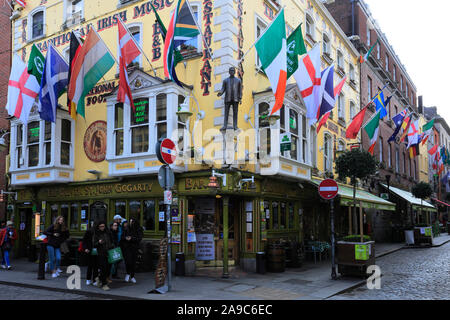 Vista del bar e ristoranti nella zona di Temple Bar di Dublino Repubblica di Irlanda Foto Stock