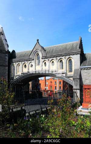 Il XIX secolo il ponte di pietra dal Sinodo dei Vescovi (sinistra) per la cattedrale di Christ Church, Dublin City, Repubblica di Irlanda Foto Stock