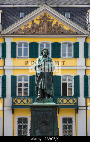 Una statua di Ludwig van Beethoven nella foto davanti a un ex palazzo comunale - ora il principale ufficio postale, nella storica città di Bonn in Germania. Beetho Foto Stock