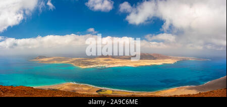 Paesaggio vulcanico di Lanzarote - vista panoramica dal Mirador del Rio per isola di Graciosa. Isole Canarie Foto Stock