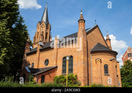 Una vista della Evangelische chiesa nella pittoresca città di Linz am Rhein in Germania. Foto Stock
