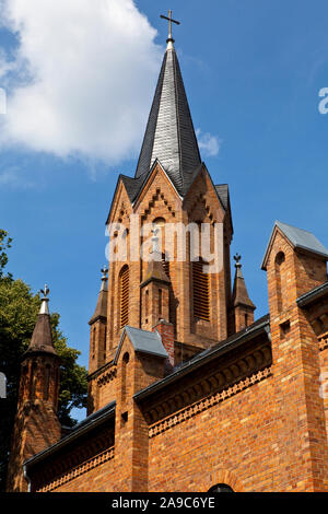 La torre della chiesa Evangelische nella pittoresca città di Linz am Rhein in Germania. Foto Stock