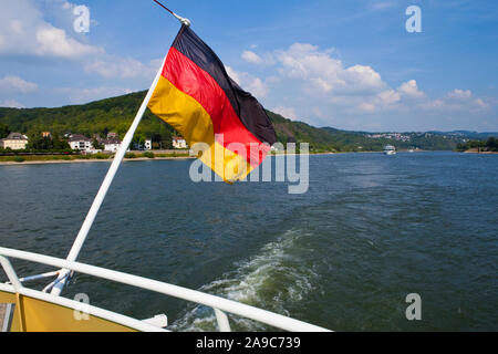 La bandiera tedesca a volare su un viaggio in barca lungo il fiume Reno in Germania. Foto Stock