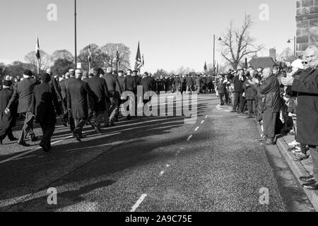 Giorno del Ricordo le commemorazioni a Shrewsbury su una bella Domenica mattina di novembre. Foto Stock