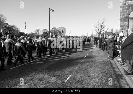 Giorno del Ricordo le commemorazioni a Shrewsbury su una bella Domenica mattina di novembre. Foto Stock