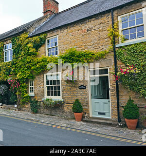 Attraente fila di pietra in cotttages Thornton-le-Beck Foto Stock