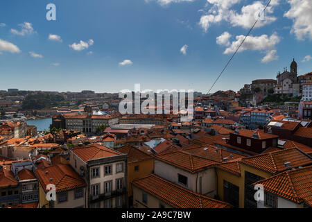 Porto, Portogallo - 26 Luglio 2019: vista panoramica della città di Porto, con Ribeira di vicinato e il fiume Douro, in Portogallo. Foto Stock