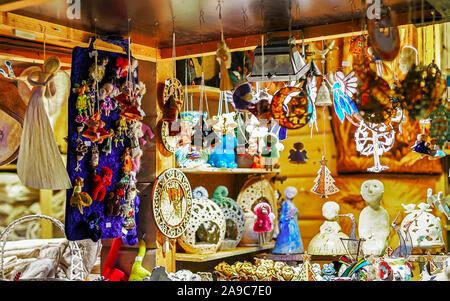 Souvenir di ceramica al mercatino di Natale di riga nuova Foto Stock