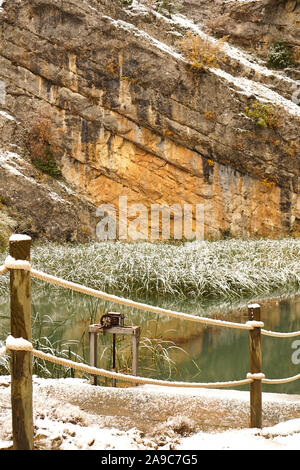 Una spolverata di neve sulla lunga vasca erba e corda recinzione al falcetto Canyon Foto Stock