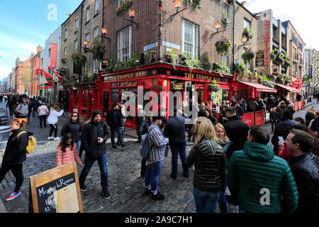 Vista del bar e ristoranti nella zona di Temple Bar di Dublino Repubblica di Irlanda Foto Stock