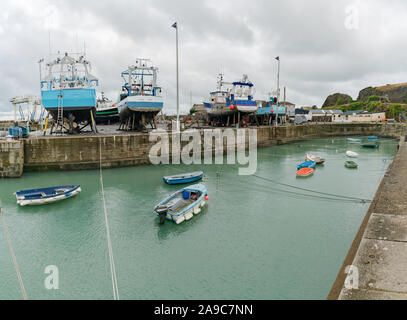 Granville, Manche / Francia - 18 Agosto, 2019: barche da pesca sul molo del porto di Granville pronto für rinnovo Foto Stock