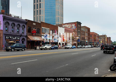 Nashville, Tennessee, Stati Uniti d'America - 26 Giugno 2014: scene di strada nella città di Nashville con persone al Broadway, Tennessee. Foto Stock