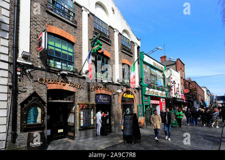 Vista del bar e ristoranti nella zona di Temple Bar di Dublino Repubblica di Irlanda Foto Stock