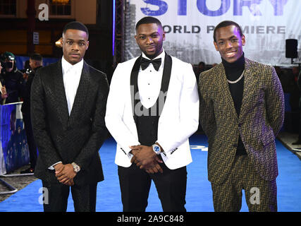 (Da sinistra a destra) Stephen Odubola, Rapman e Michael Ward arrivando alla premiere di storia blu al Curzon Mayfair cinema a Londra. Foto Stock