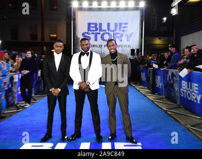 (Da sinistra a destra) Stephen Odubola, Rapman e Michael Ward arrivando alla premiere di storia blu al Curzon Mayfair cinema a Londra. Foto Stock