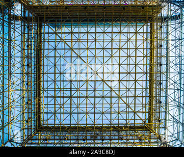 Dritto in alto vista prospettica del moderno in vetro e metallo soffitto trave Foto Stock