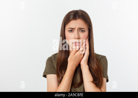 Teen donna premendo il suo ammaccati guancia con un espressione dolorosa come se lei sta avendo un terribile mal di denti Foto Stock