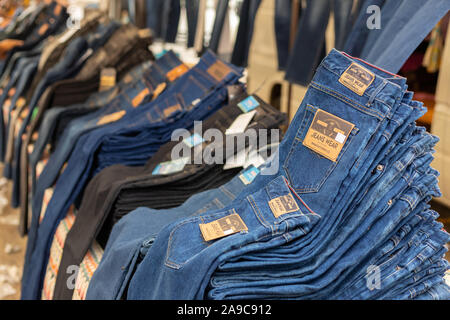 Vilareal de Santo Antonio , Portogallo - Ott 12 2.019 - jeans shop nel mercato all'aperto Foto Stock