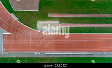Atletica leggera via di corsa. Abstract vista aerea guardando in giù su un atletica esecuzione di traccia Foto Stock