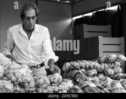 Vilareal de Santo Antonio , Portogallo - Ott 12 2.019 - candy venditore nella strada del mercato di foto in bianco e nero Foto Stock