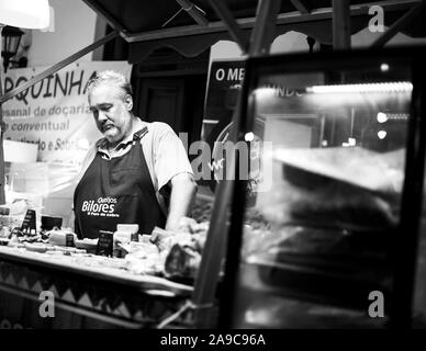 Vilareal de Santo Antonio , Portogallo - Ott 12 2.019 - Formaggi venditore nel mercato di strada Foto Stock